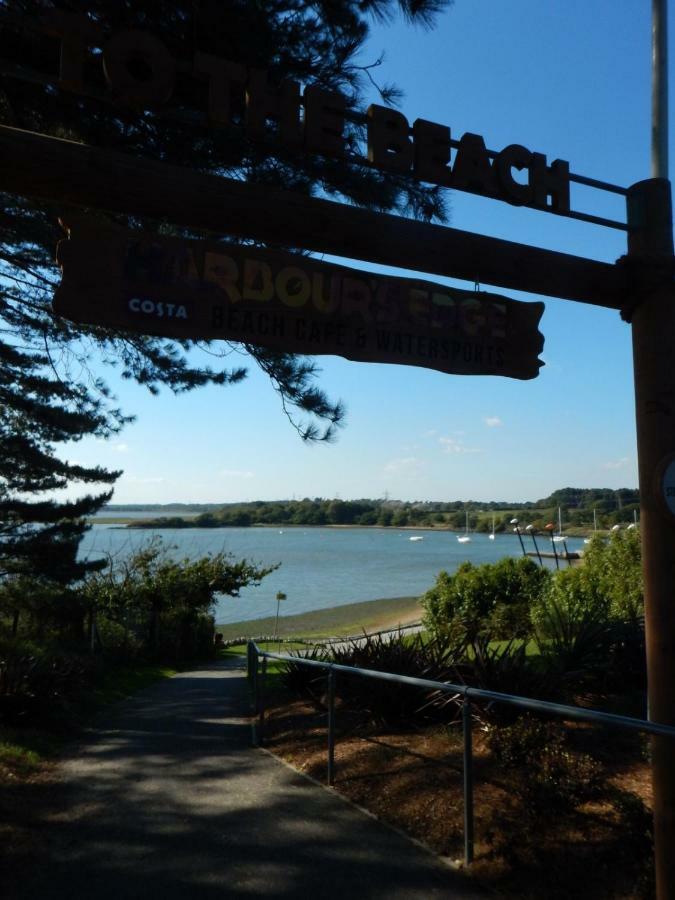 Hotel Pine Ridge 59 Rockley Park Poole With Sea View Sleeps Six Exterior foto